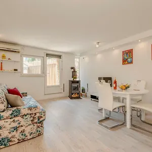 Apartment Rose, Split